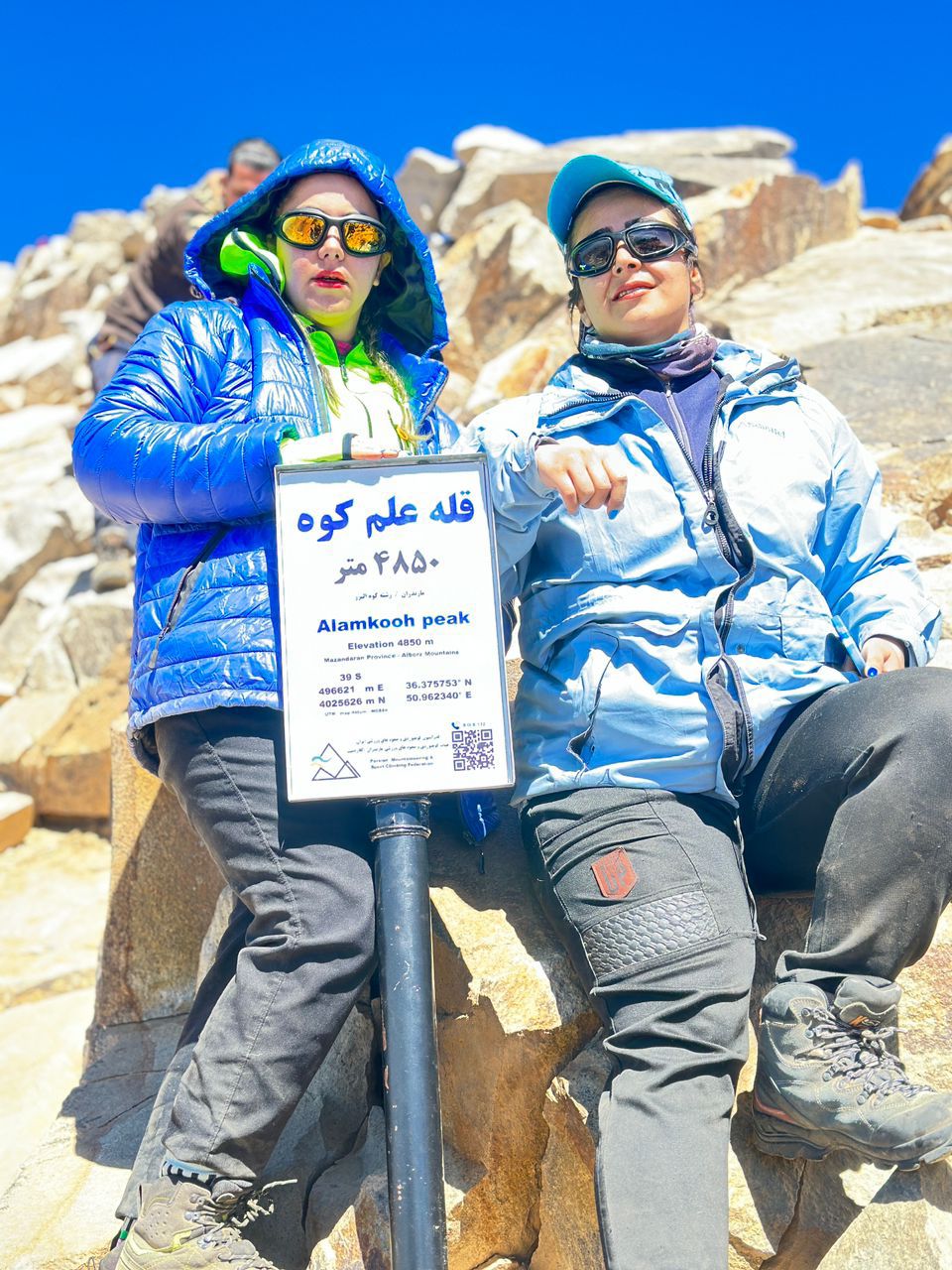صعود بانوان سویاب صنعت به قله علم کوه خانم ها رزاق پور و حسینی